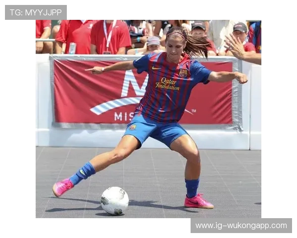 亚历克斯·摩根今天穿的那双鞋，月薪都不止一个月了吧？