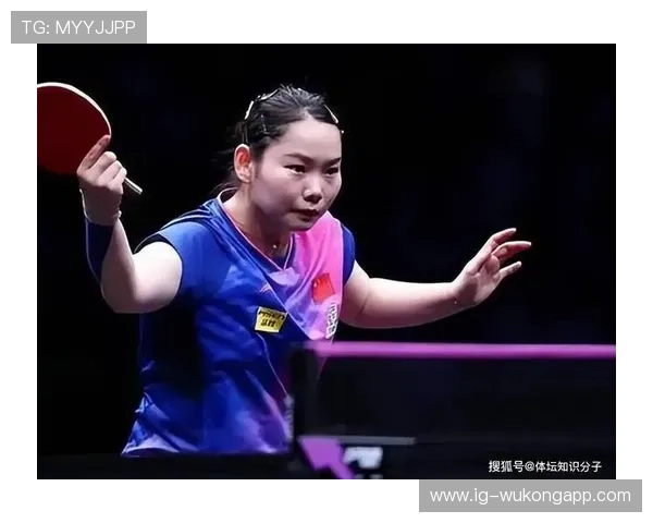 何卓佳衣帽间里那几双球鞋比我房租都贵，生活简直不像个半职业选手了！