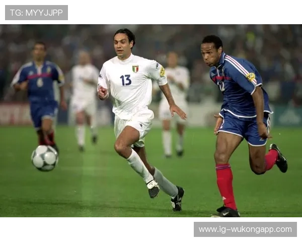 博努奇与范戴克：中卫出球重心从后场组织向防线前提偏移