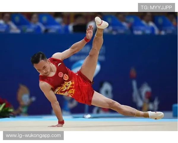 肖若腾今天比赛场边居然穿着拖鞋，这生活态度也太随性了吧！